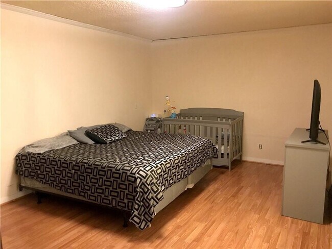 Building Photo - 5 Bedroom 3 Full Baths on the Southside