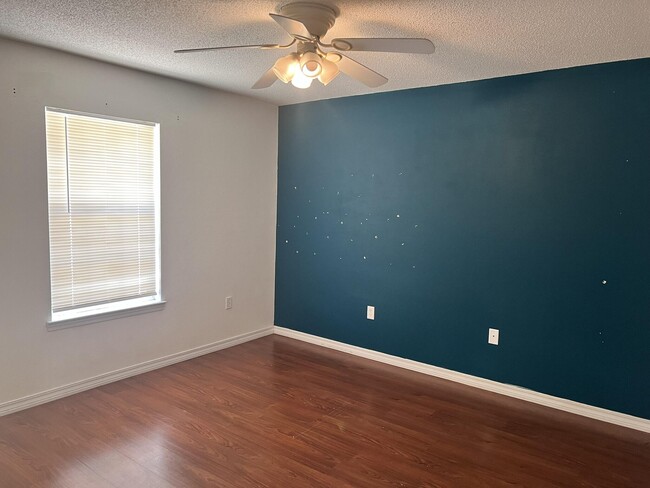 Building Photo - 301 Lakeview Dr