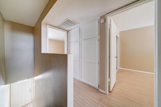 Building Photo - 3840 N 43rd Ave