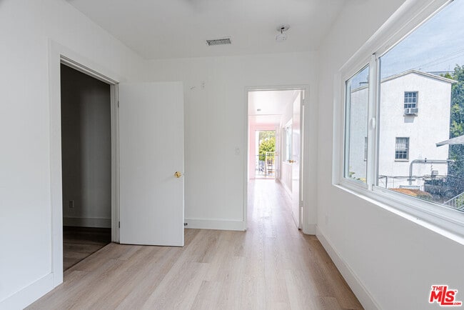 Building Photo - 1040 N Crescent Heights Blvd