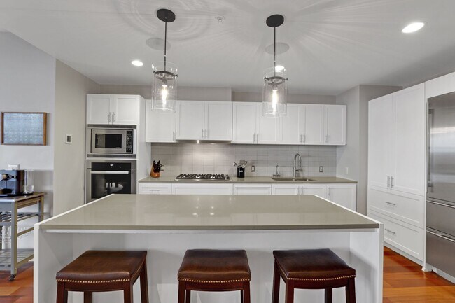 Building Photo - Elegant South Waterfront with 2 Parking Sp...