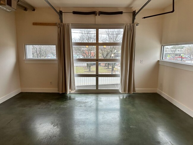 Building Photo - Adorable Studio Apartment in Plaza Midwood!!