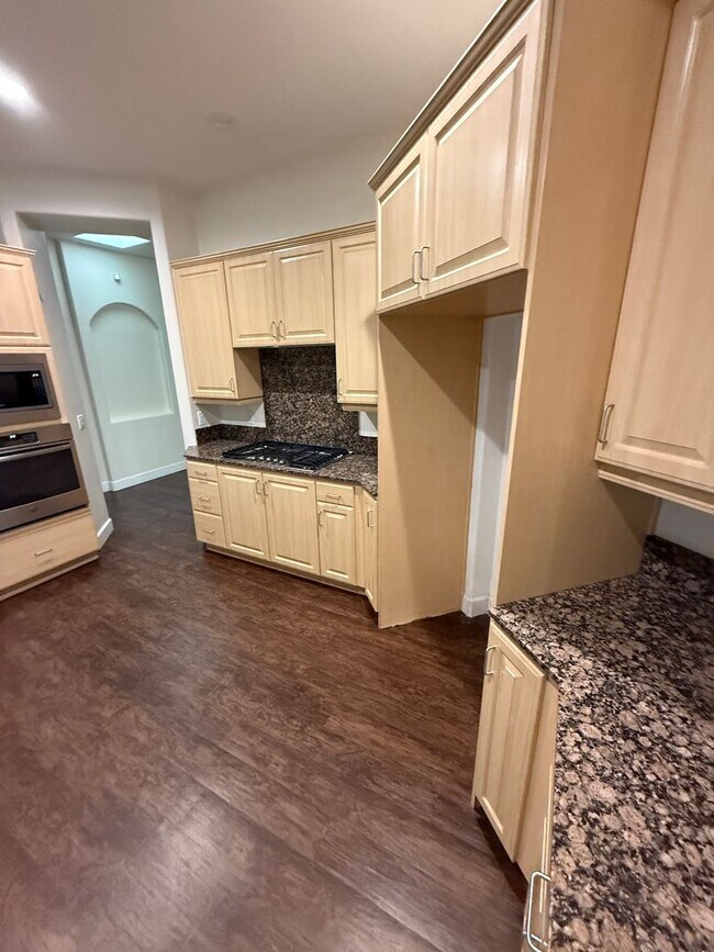 Building Photo - Beautiful 3 Bedroom home