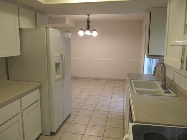 Building Photo - Great Holladay Townhome