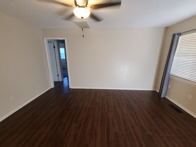 Building Photo - 925 Crown Dr