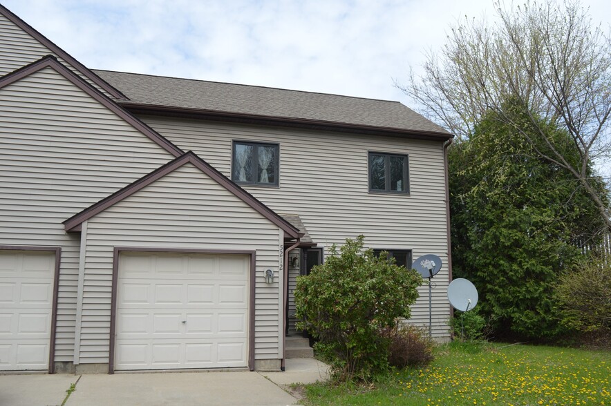 Primary Photo - 5212 Rustling Oaks Ln