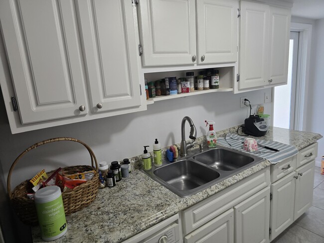 Building Photo - 60 Venetian Dr