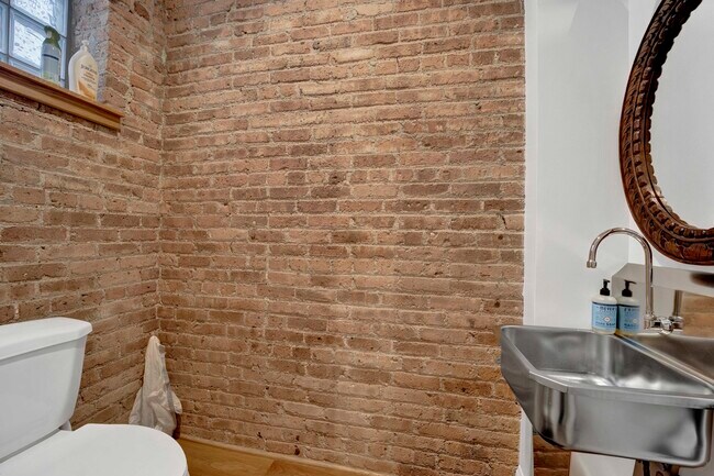 Building Photo - 935 W Randolph St