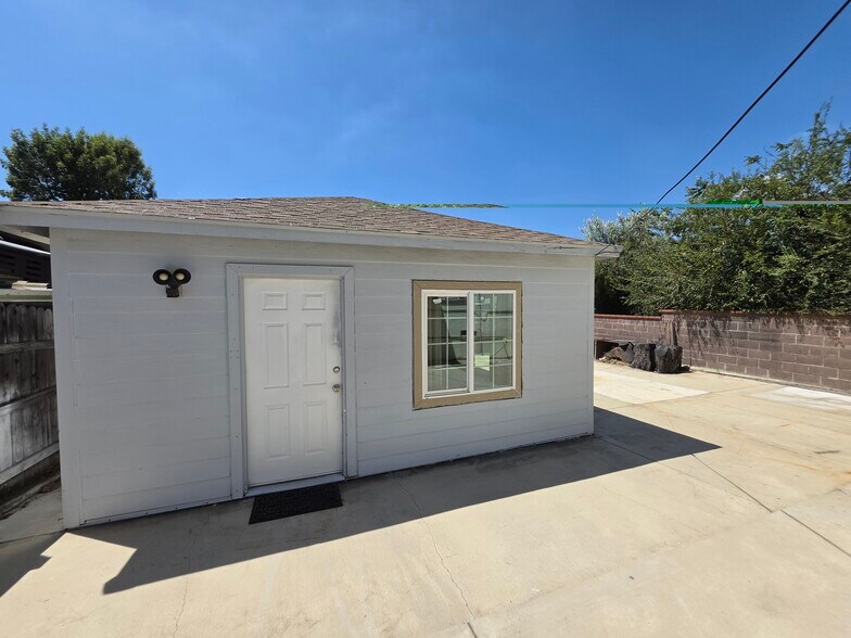 Building Photo - 10533 Nassau Ave