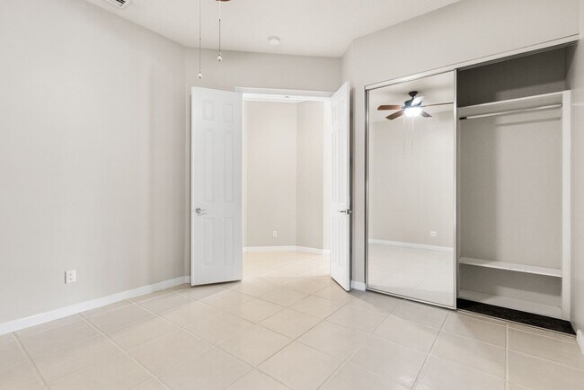 Building Photo - ** ISLAND WALK ** 3 BED + DEN / 2.5 BATH -...