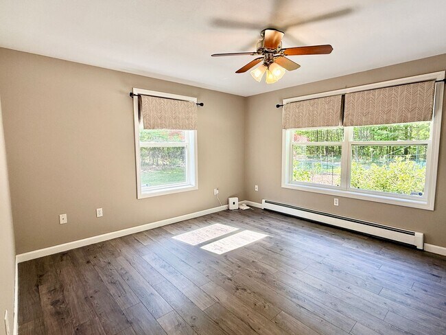 Building Photo - Sunny & Spacious 4 bedroom home