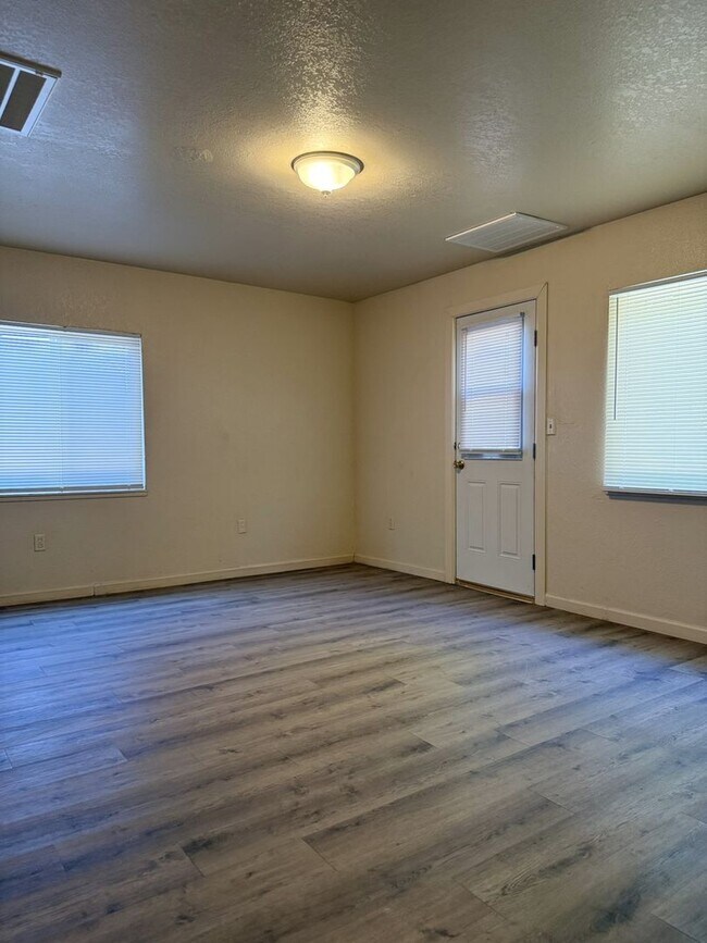 Building Photo - Charming and newly upgraded home. AVAILABL...