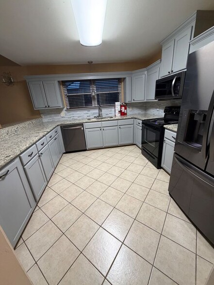 Building Photo - 14443 Bywood Ave