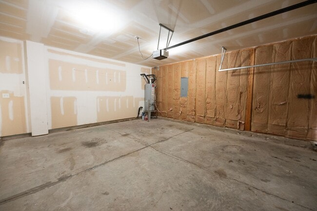 Building Photo - Spacious beautiful 4 bedroom 2.5 bath home  In Greensboro with an office/upstairs loft/ sunroom/ ...