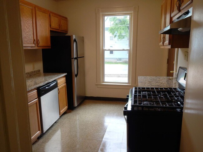 Building Photo - Bright  Second Floor Flat Around Corner Fr...