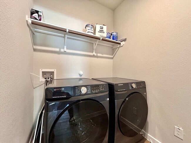 Building Photo - Move-In Ready 3BR, 2BA with Fully Equipped Kitchen & Laundry Room