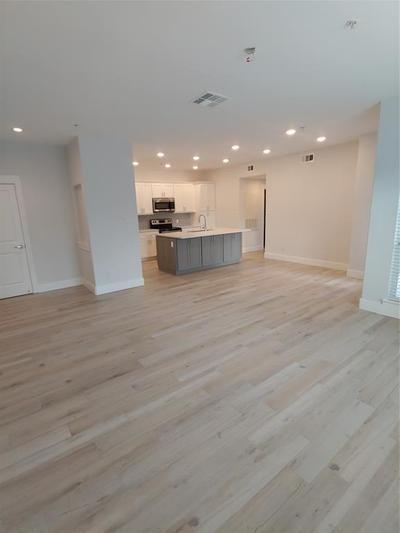 Building Photo - 6607 Lake Woodlands Dr