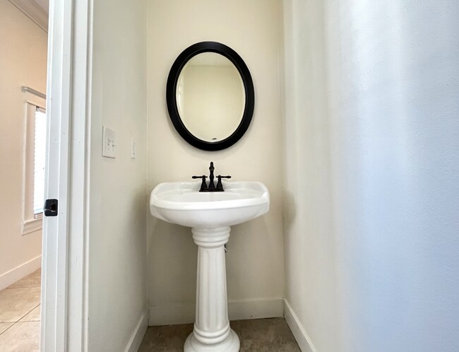 Building Photo - REMODELED 2 BED, 1.5 BATH IN CORONA