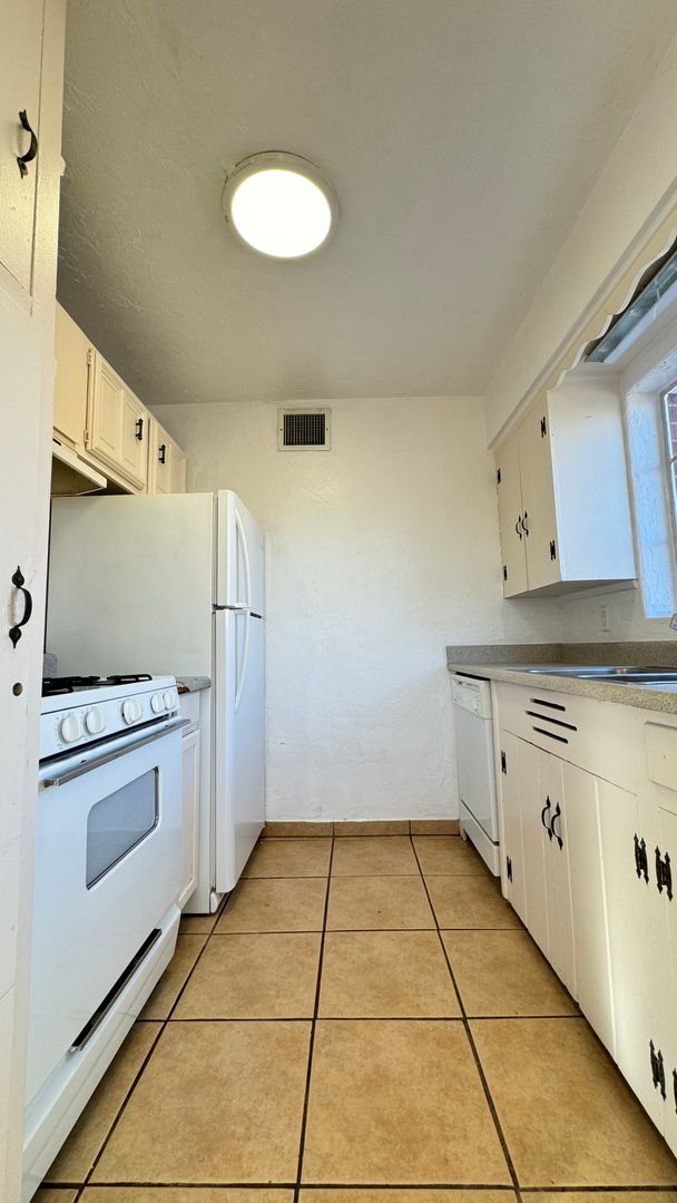 Building Photo - 4225 E Bellevue St