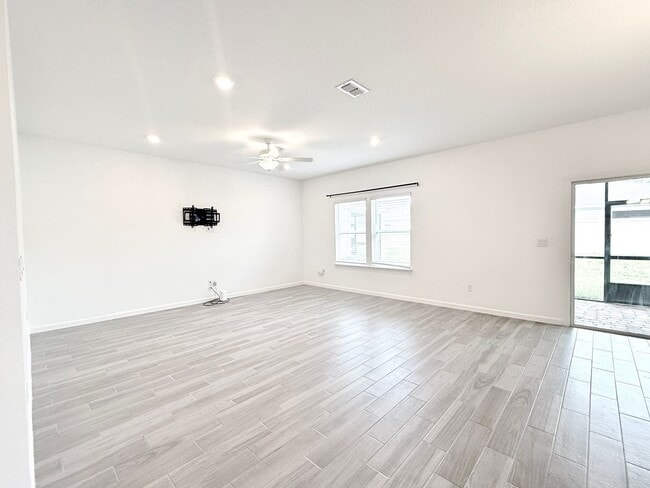 Building Photo - Like New Home In Highland Chase