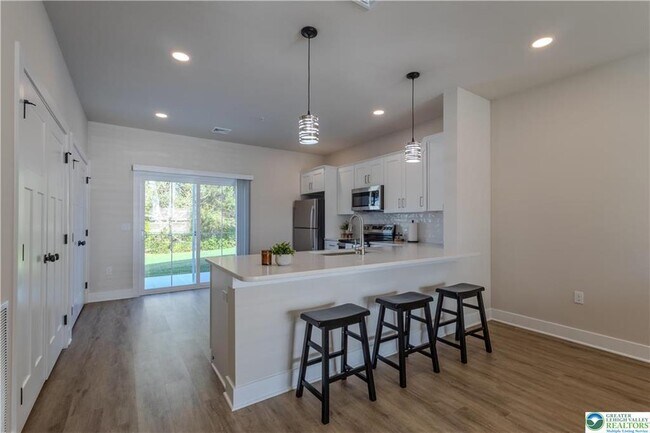 Building Photo - 1411 Greenview Dr