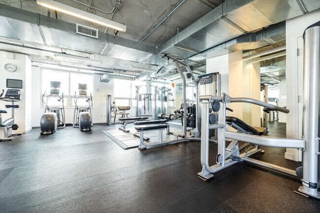 Building Photo - 3256 NE 1st Ave