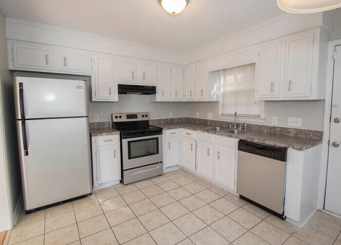 Building Photo - 135 Kenton Dr