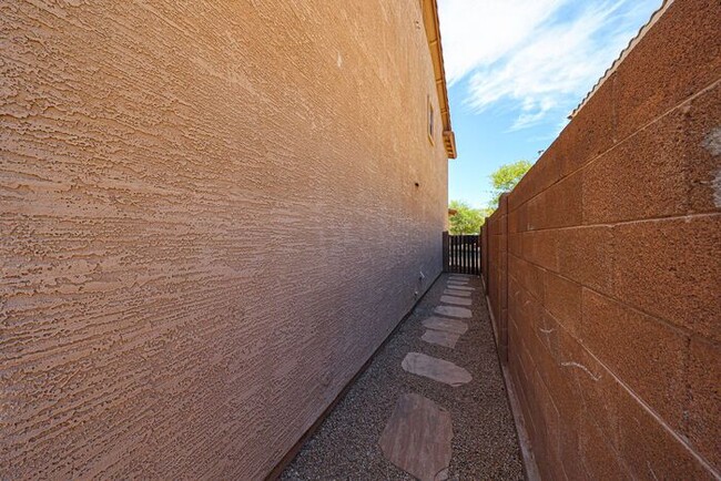 Building Photo - Welcome to this spacious 4 bedroom, 2.5 ba...
