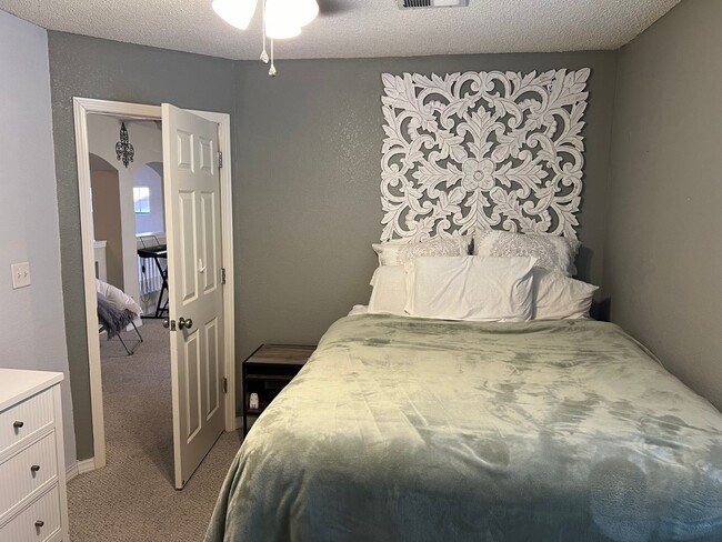 Building Photo - Charming 3-Bed, 2.5-Bath Home with Cozy Fi...