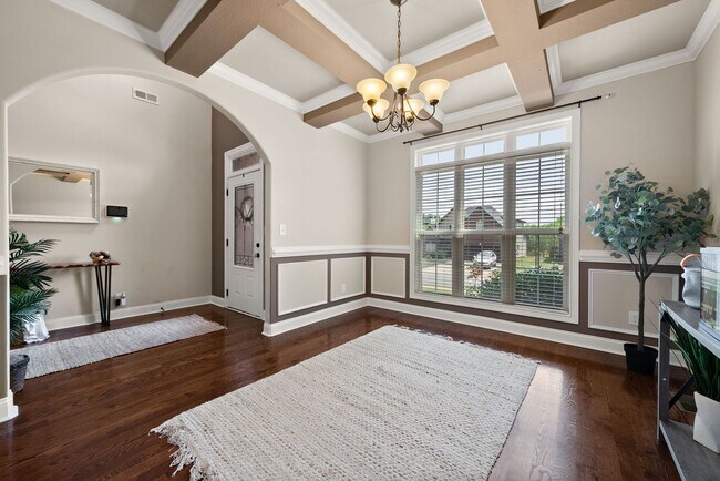 Building Photo - Pet Friendly Four Bedroom with Bonus!