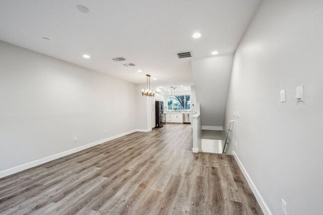 Building Photo - 3 Bedroom Townhome in Oakland