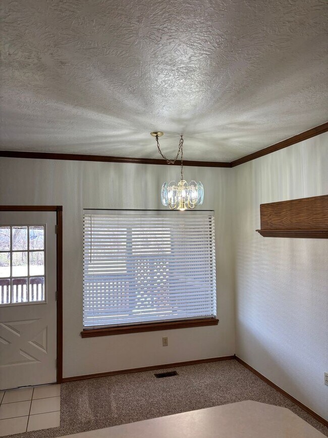 Building Photo - 3br 2.5ba on Surrey Hills Golf Course!!