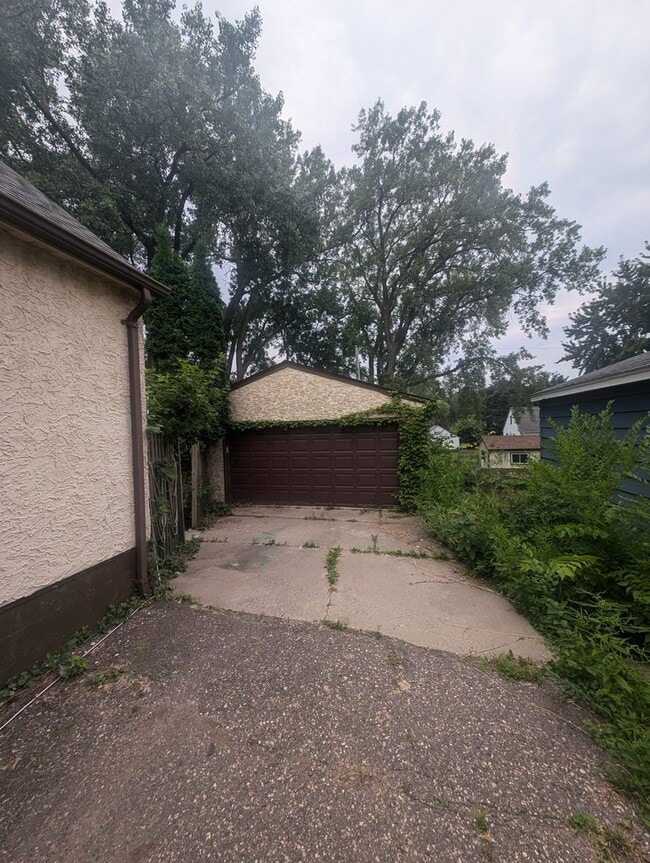 Building Photo - Charming Garden Oasis in West St. Paul – Fire Pit, Pond & Prime Location!