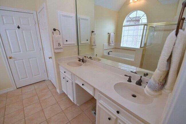 Building Photo - 6841 Staffordshire Blvd