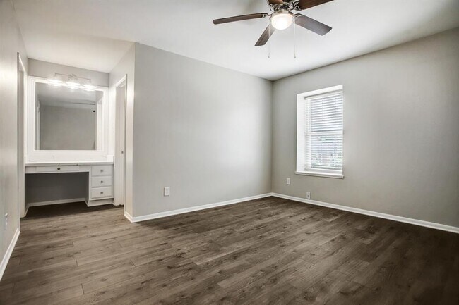 Building Photo - 353 N Post Oak Ln