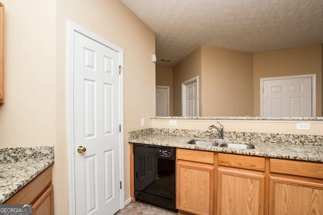 Building Photo - 4652 Parkway Cir
