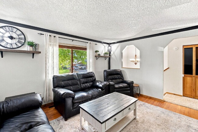 Building Photo - Beautiful 4BED/2BA Tri-Level Home in Widefield Country Club Heights