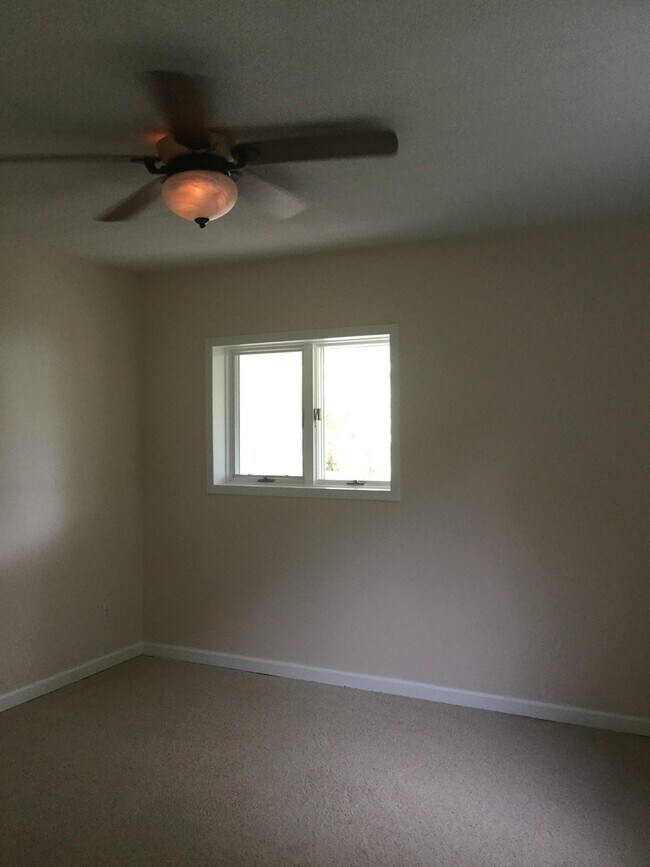 Building Photo - Country House on 1 Acre