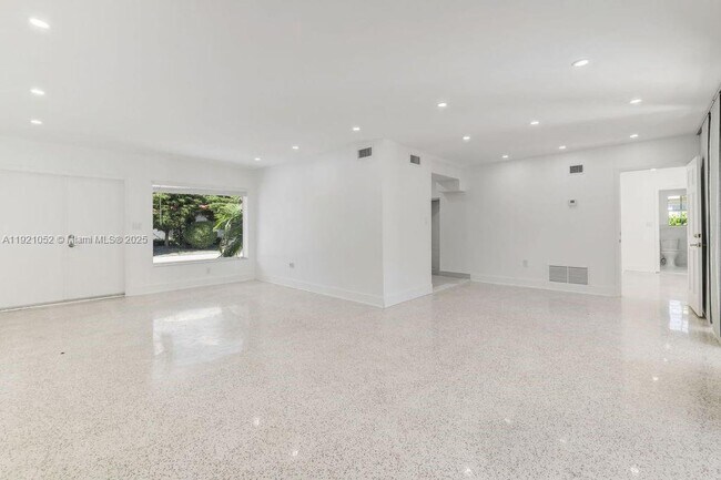 Building Photo - 725 91st St