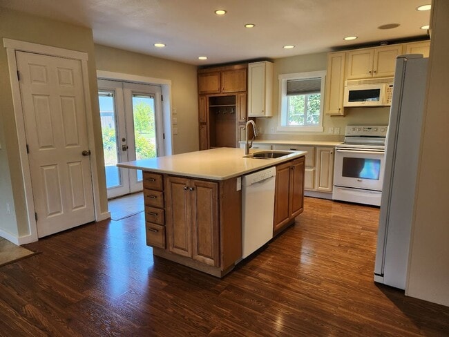 Building Photo - Beautiful Country Townhome!