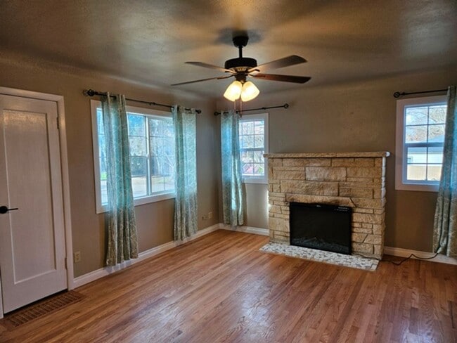 Building Photo - 4Bd/2Ba Two Story Home - For Viewing!