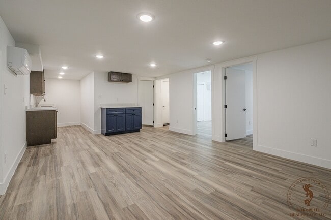 Building Photo - 910 Rood Ave
