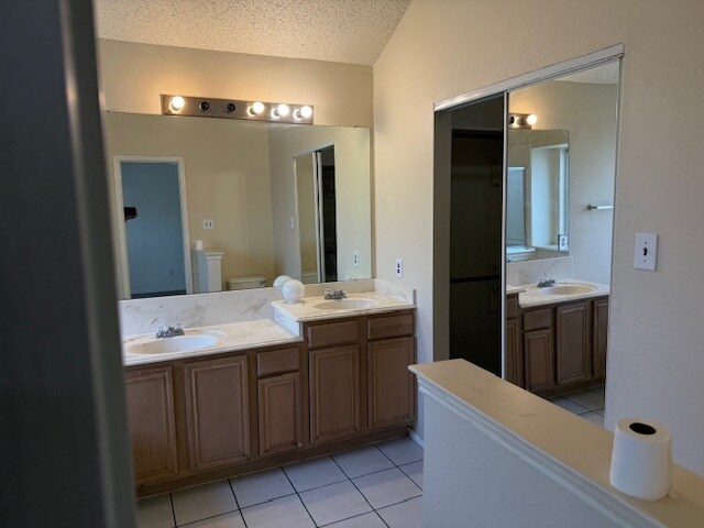 Building Photo - 2110 Bay View Dr
