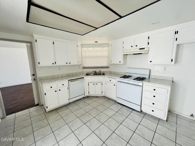 Building Photo - 42933 Guyman Ave