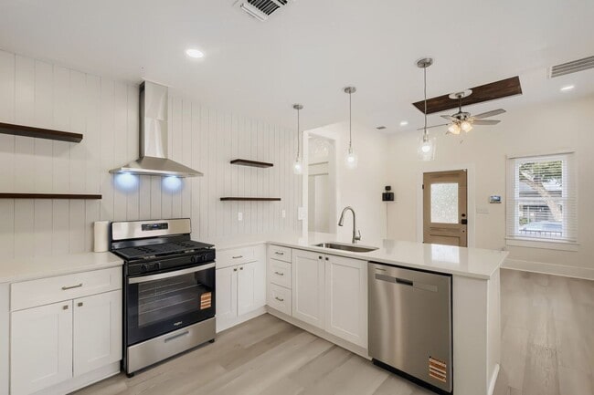 Building Photo - Beautifully Remodeled Dignowity Hills Home | Minutes to The Pearl, Downtown & Parks!