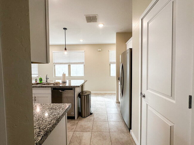 Building Photo - 40523 W Shaver Dr