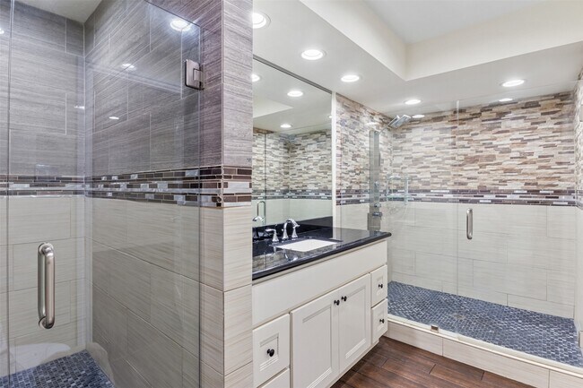 Building Photo - 1918 Crestdale Dr