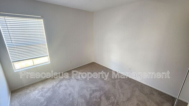 Building Photo - 2023 Lakeridge Cir