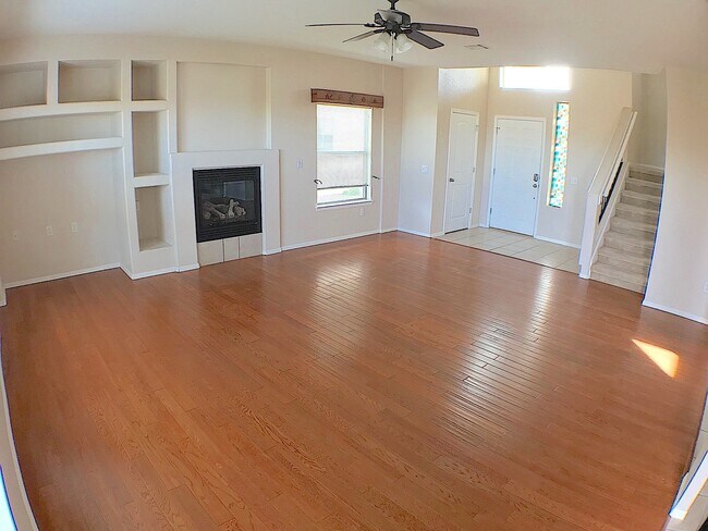 Building Photo - Northeast/Mesquite Hills 3Bed/2.5bath Refr...