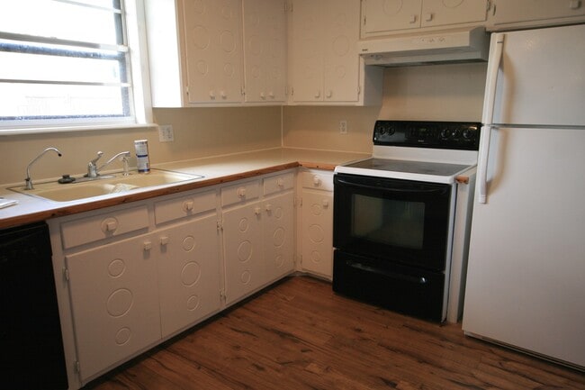 Building Photo - Newly Re-Modeled 3 Bedroom 2 Bath Home nea...